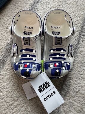 CROCS Kids Star Wars R2-D2 Clogs in White and Blue with Character Jibbitz